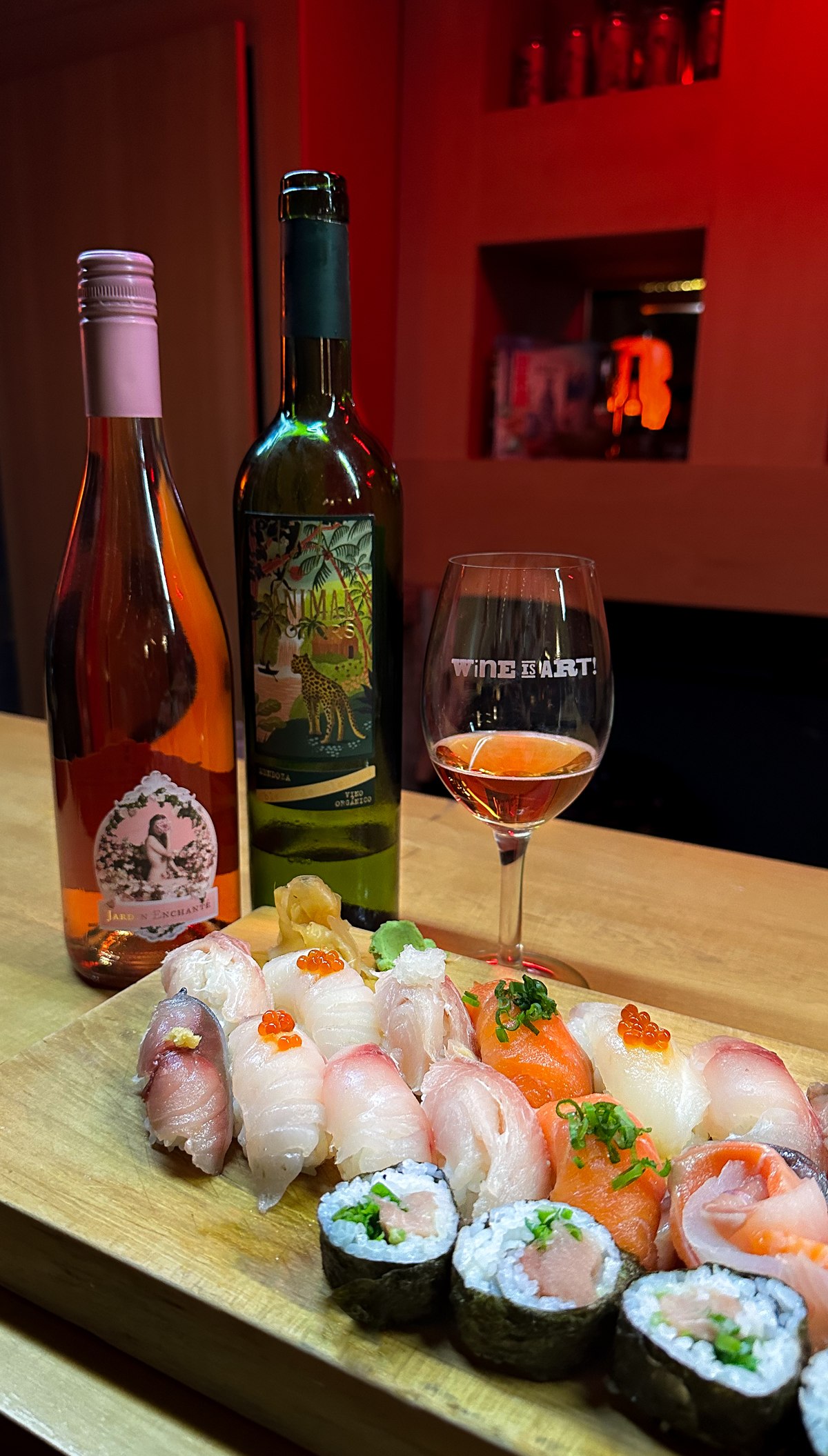 Sushi y vinos en Harakiri de Una — tabla de nigiri y maki con rosado y vino orgánico