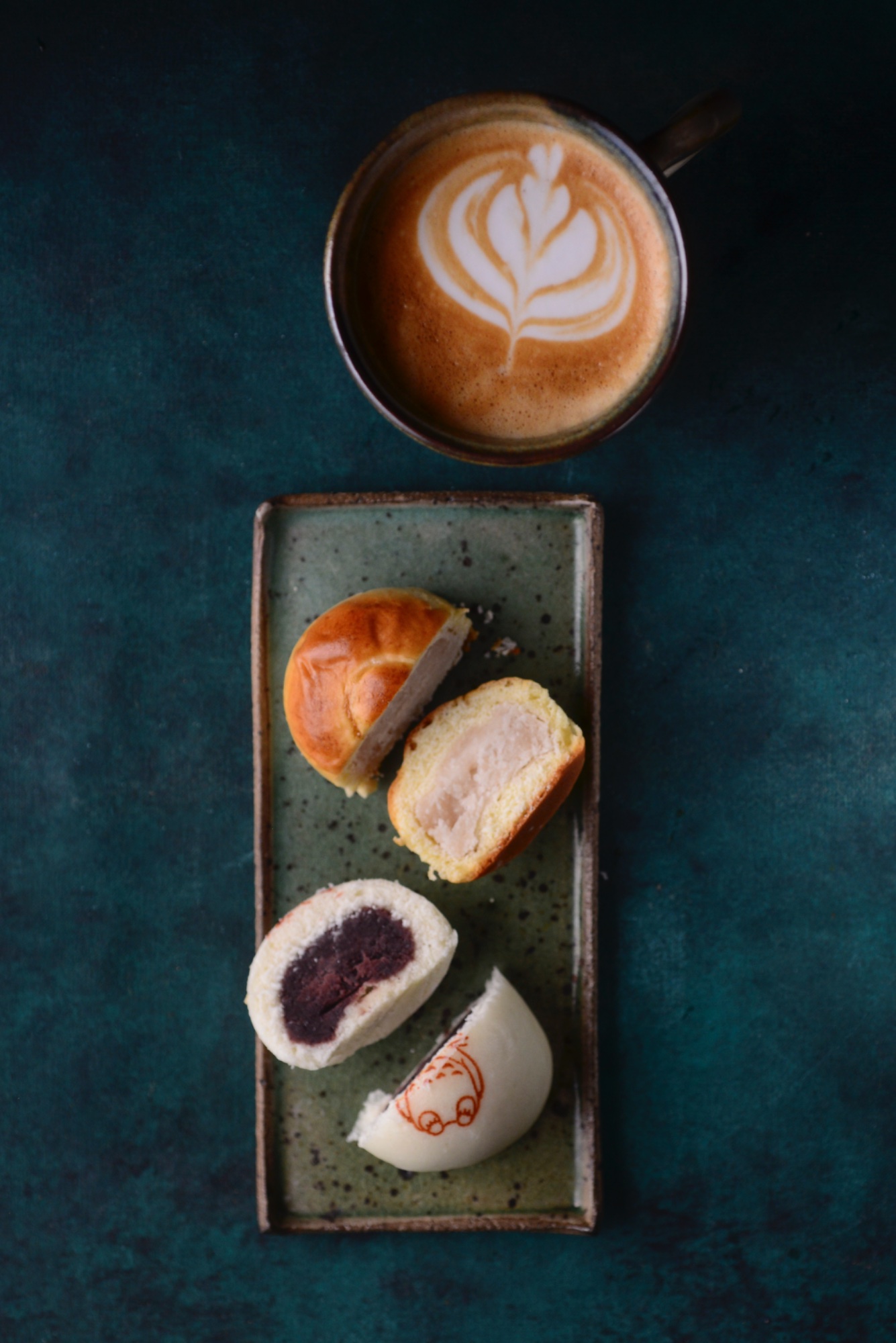 Wagashi japoneses con café en Harakiri de Una — manju, kurimanju y mochi