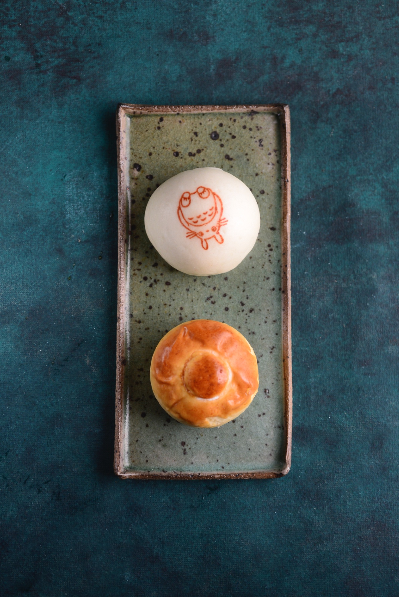 Wagashi artesanal en Harakiri de Una — manju blanco con dibujo de ranita y kurimanju dorado