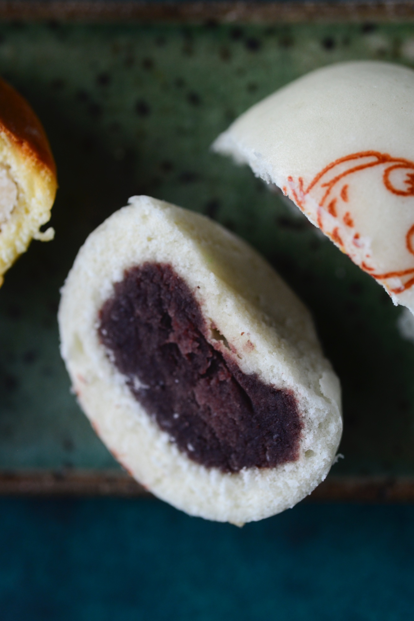 Mochi con anko en Harakiri de Una — corte que revela el relleno de azuki