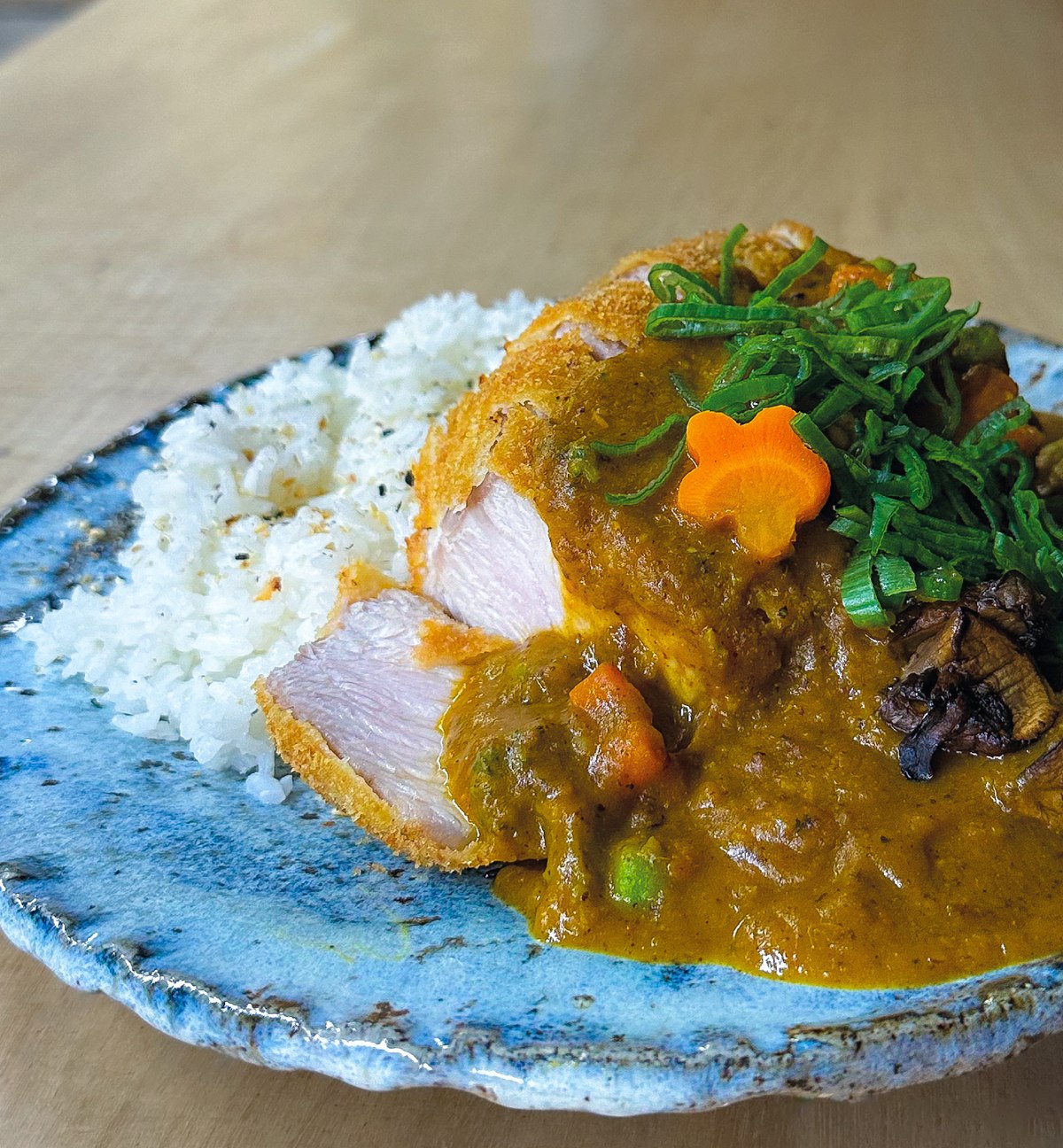 Katsukare en Harakiri de Una — milanesa japonesa sobre curry y arroz en plato de cerámica azul