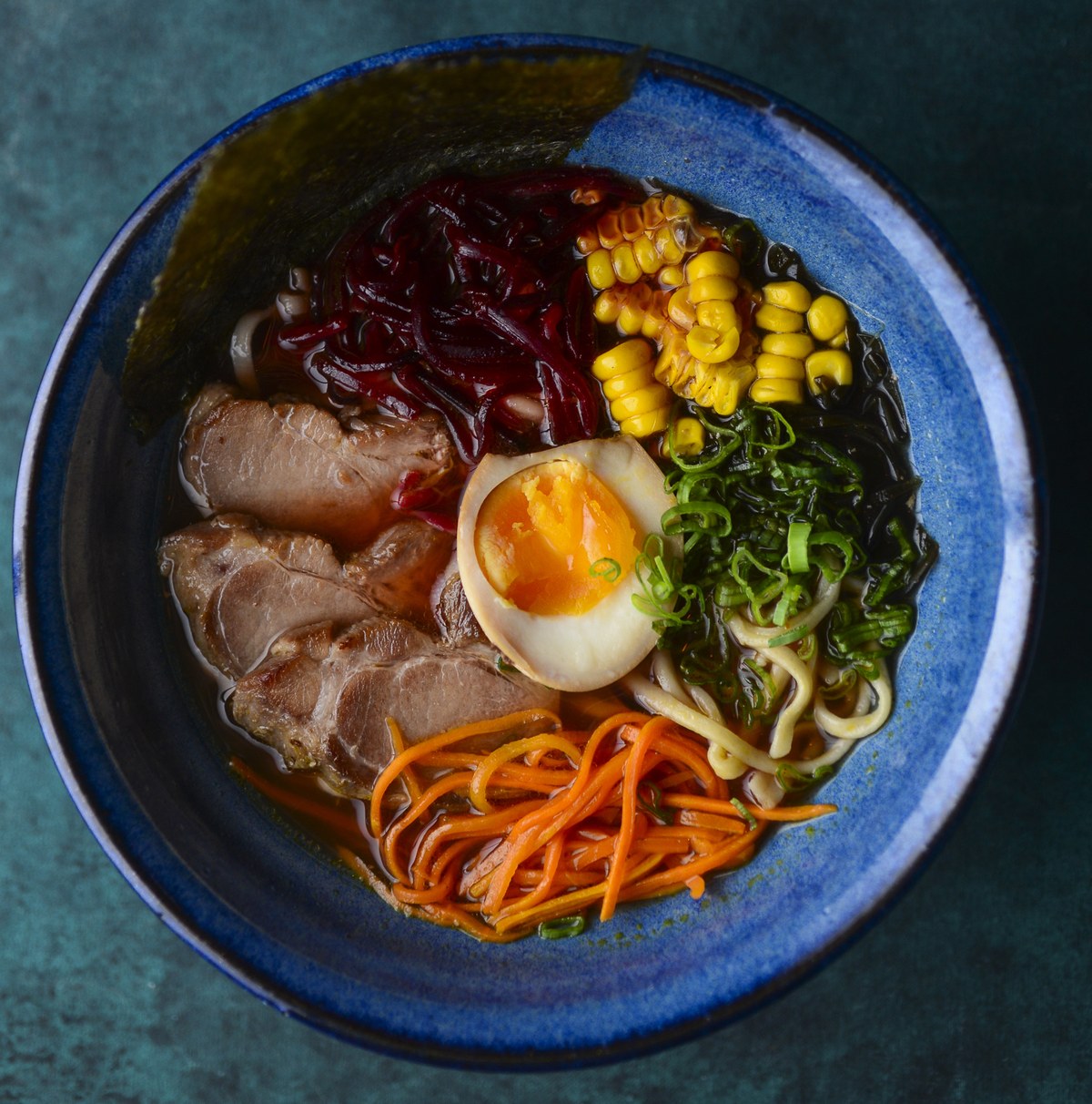 Ramen en Harakiri de Una — caldo profundo con chashu, huevo marinado, zanahoria espiral, wakame y nori