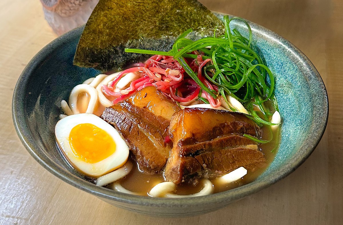 Sanmainikudon en Harakiri de Una — udon con caldo de cerdo, panceta braseada, huevo marinado y nori