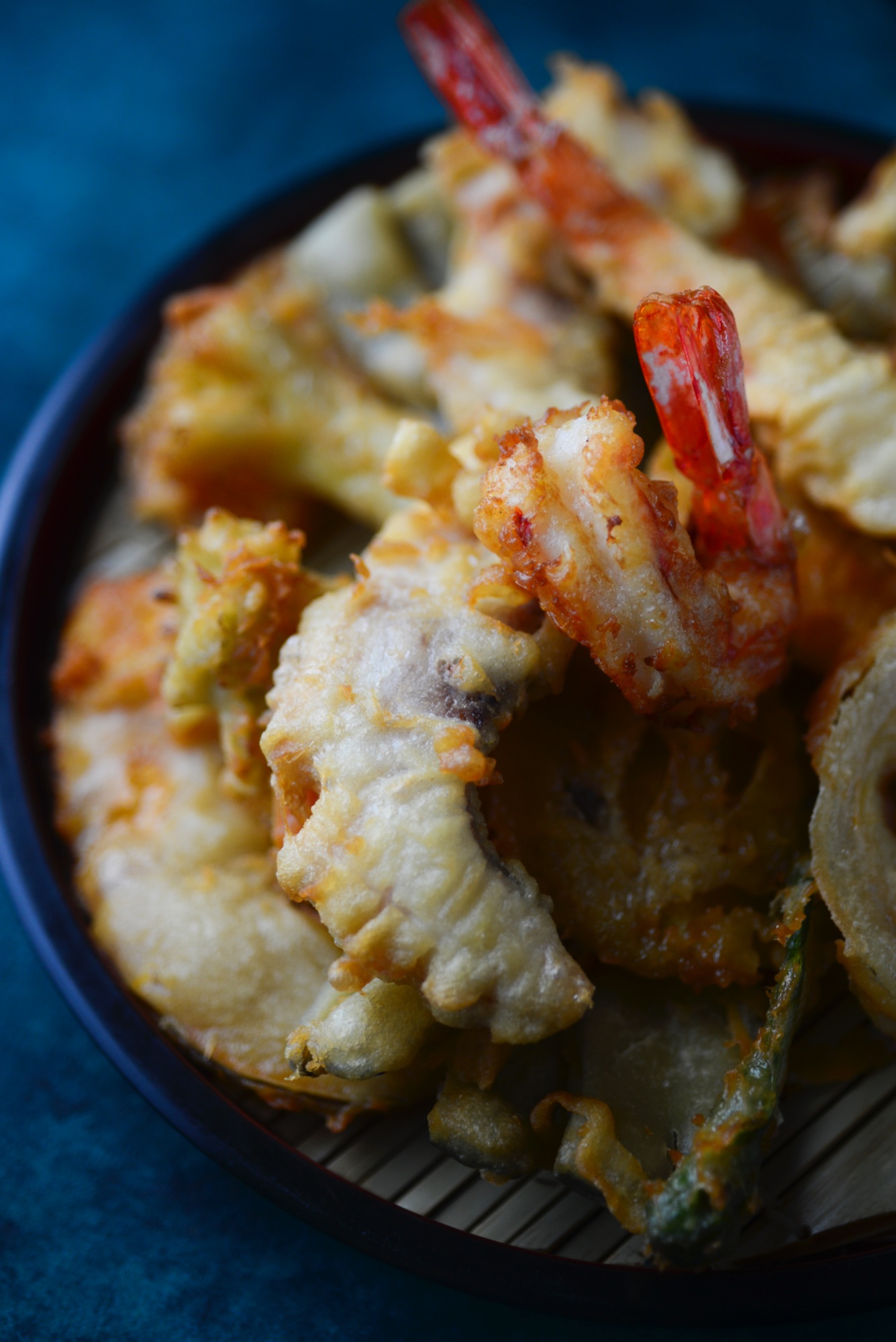 Tempura mixta en Harakiri de Una — langostinos, pesca blanca y verduras en tempura crujiente