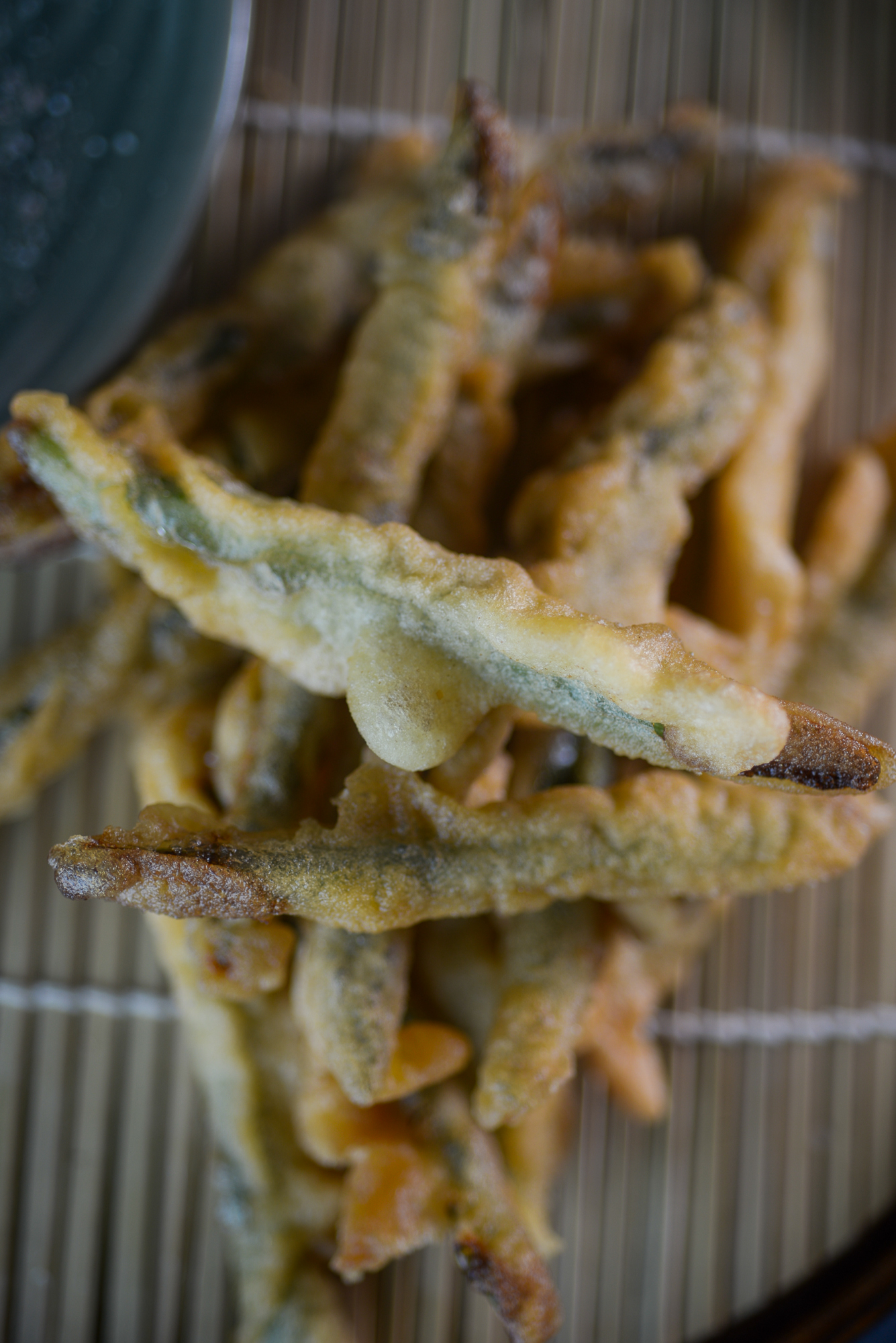 Tempura vegetal en Harakiri de Una — verduras de estación en rebozado crujiente sobre esterilla de bambú