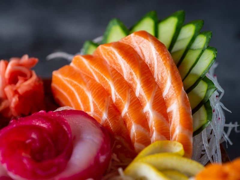 Salmon sashimi with pink radish at Harakiri de Una