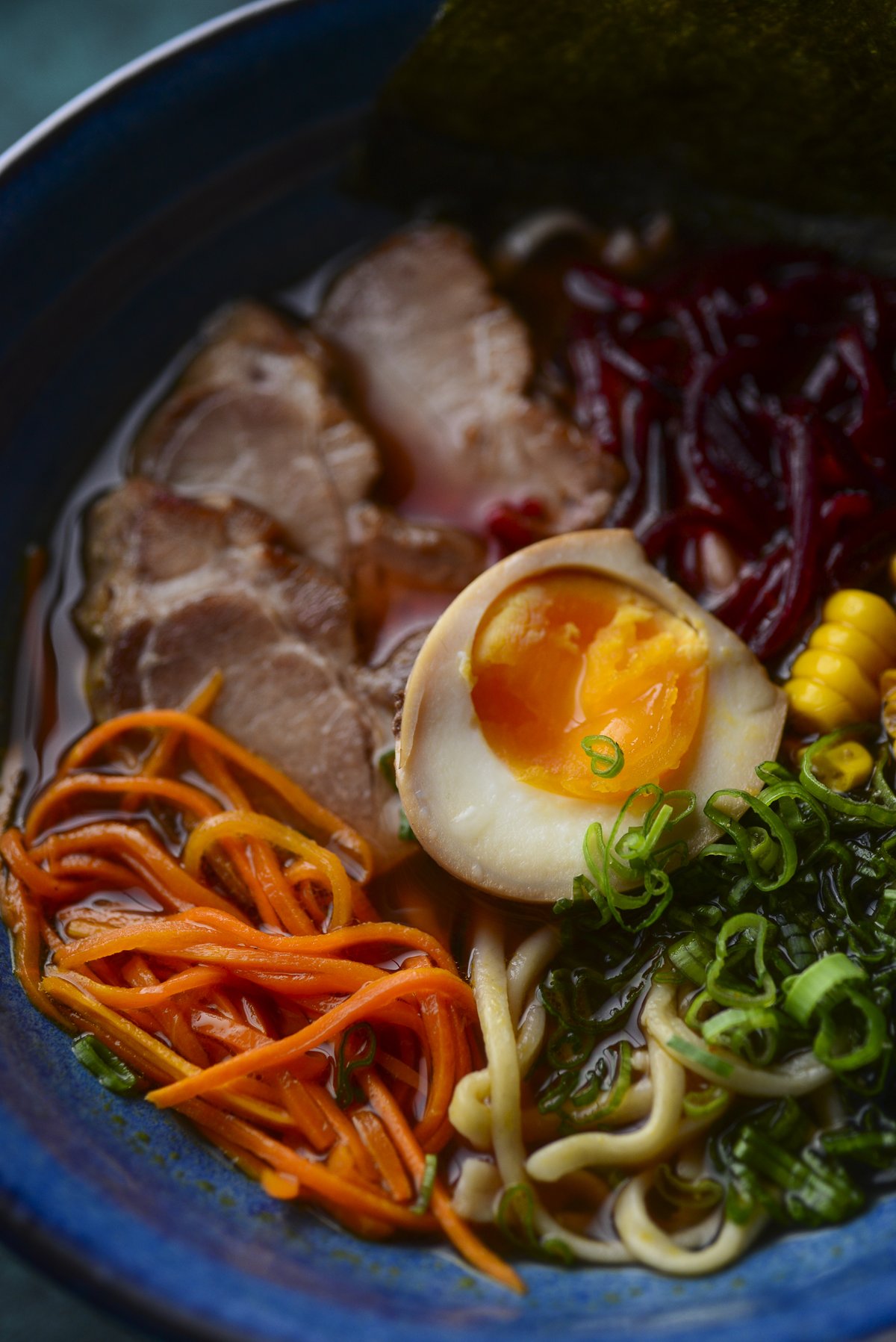 Ramen bowl en Harakiri de Una — chashu, zanahoria espiral y huevo marinado