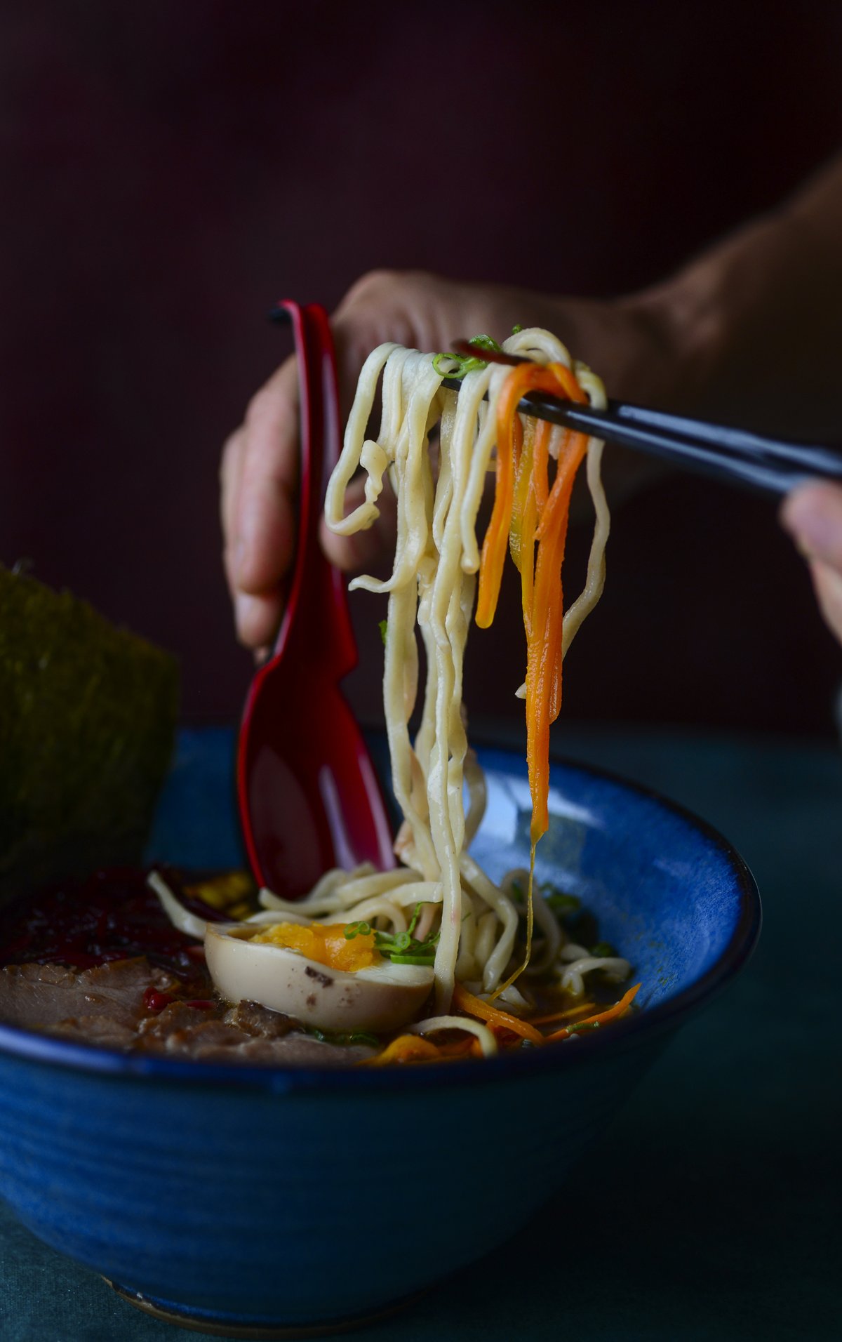 Fideos de ramen levantados con palillos en Harakiri de Una