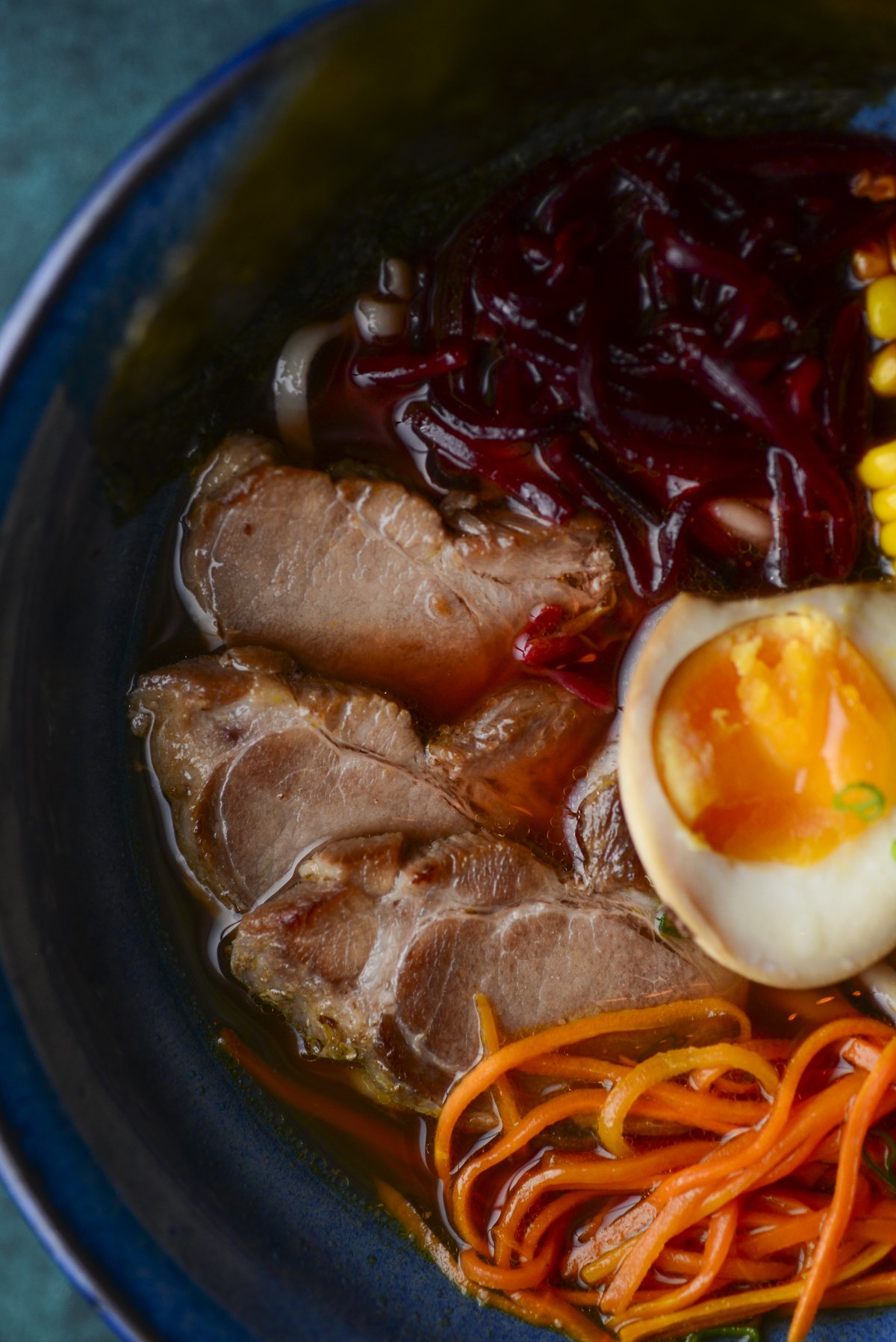 Detalle del chashu y huevo marinado en el ramen de Harakiri de Una