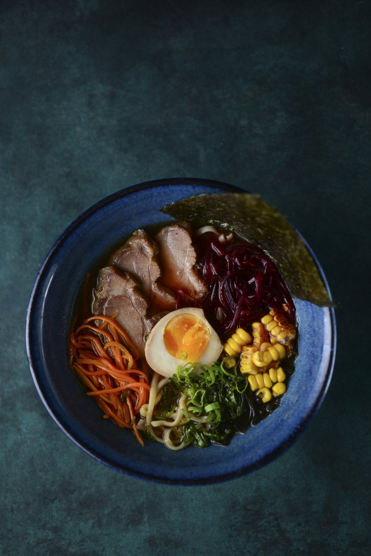 Ramen cenital — bowl completo en Harakiri de Una