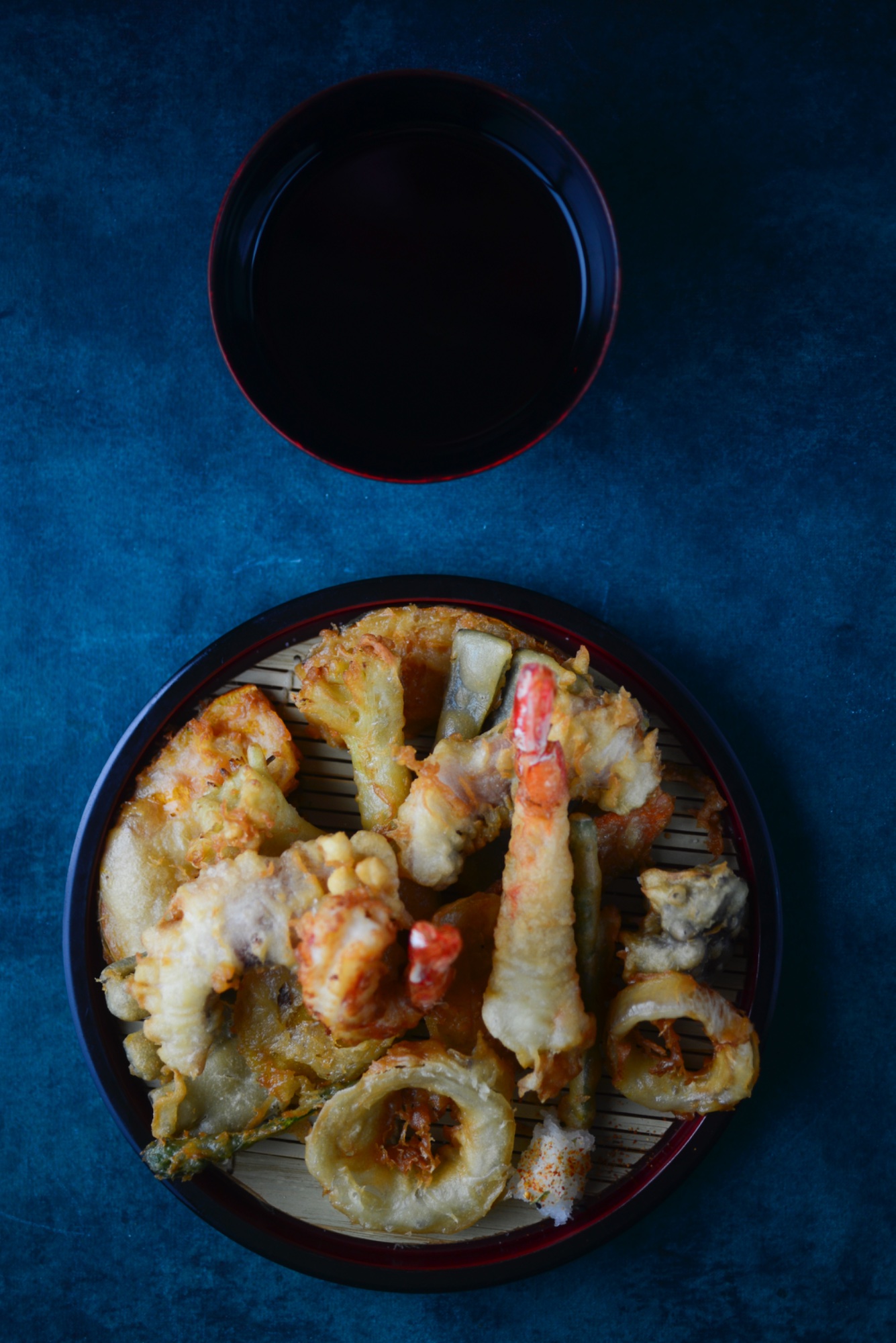 Tempura mixta completa — langostinos y verduras en bandeja lacada negra en Harakiri de Una