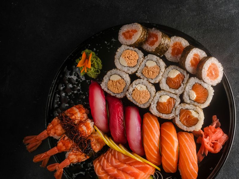 Variedad de sushi fresco en Harakiri de Una: nigiris, makis y rolls creativos